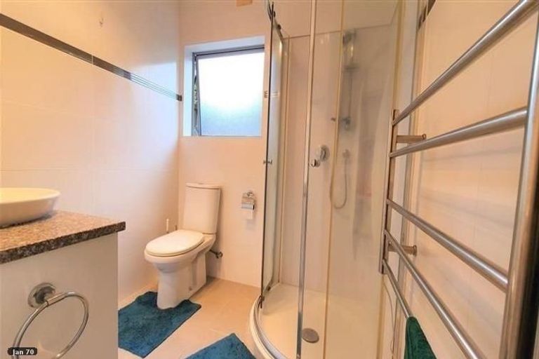 Photo of property in 29a Raleigh Road, Northcote, Auckland, 0627