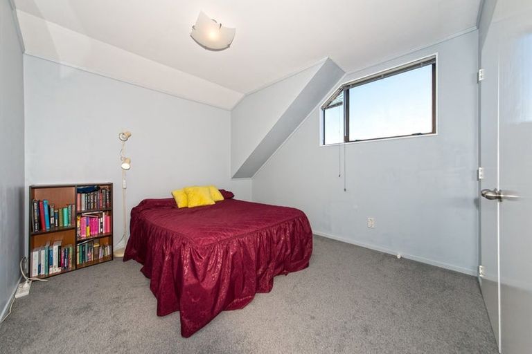 Photo of property in 92 Manhattan Heights, Glendene, Auckland, 0602