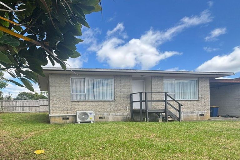 Photo of property in 2/8 Darlington Place, Glendene, Auckland, 0602