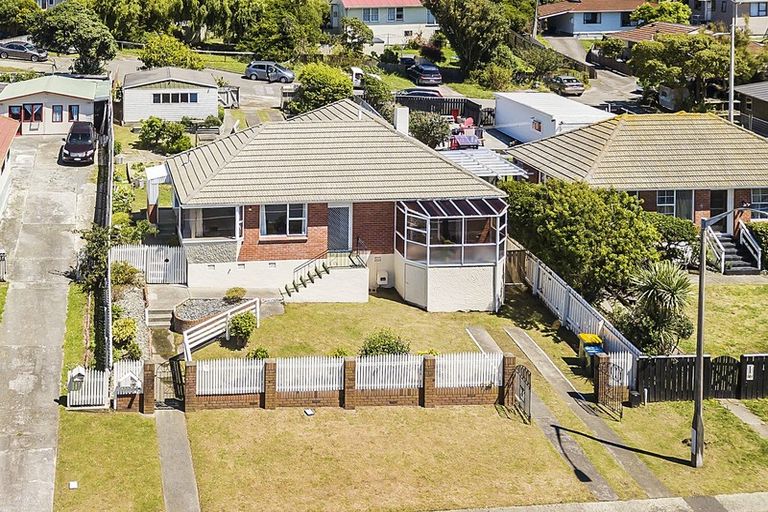 Photo of property in 130 Main Road, Titahi Bay, Porirua, 5022