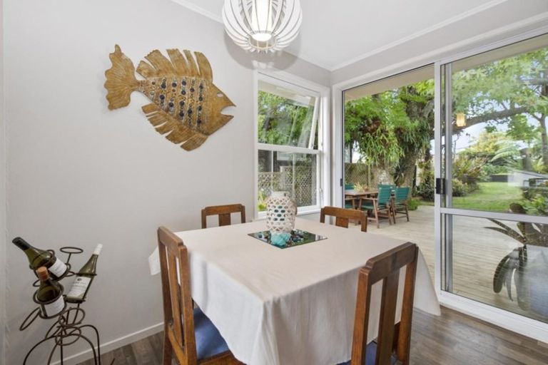 Photo of property in 5 Lucknow Place, Blockhouse Bay, Auckland, 0600