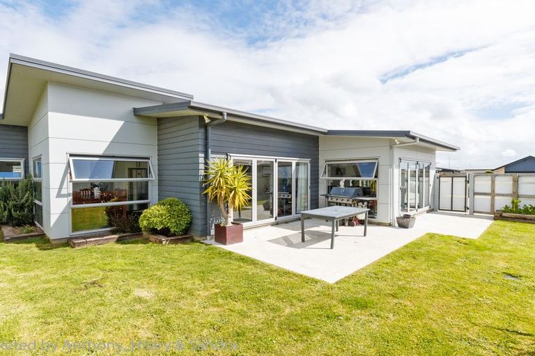 Photo of property in 17 Lorenzo Place, Kelvin Grove, Palmerston North, 4414