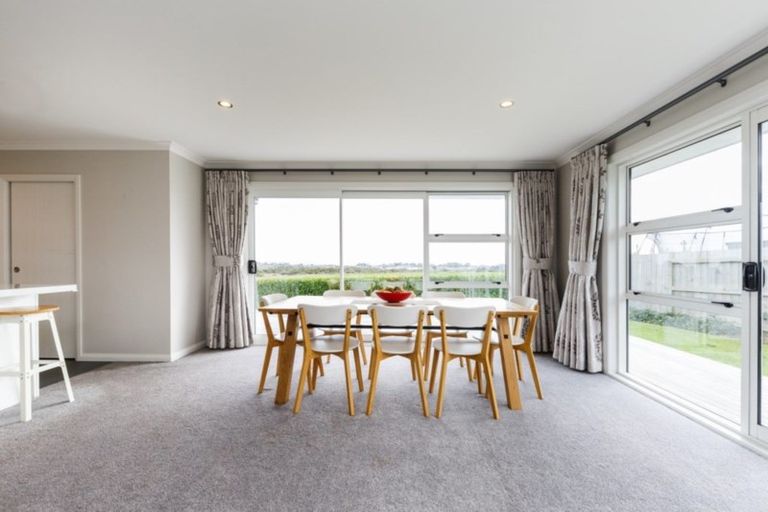 Photo of property in 11 Saint Heliers Grove, Fitzherbert, Palmerston North, 4410