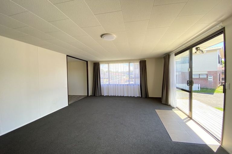 Photo of property in 2/452 Swanson Road, Ranui, Auckland, 0612