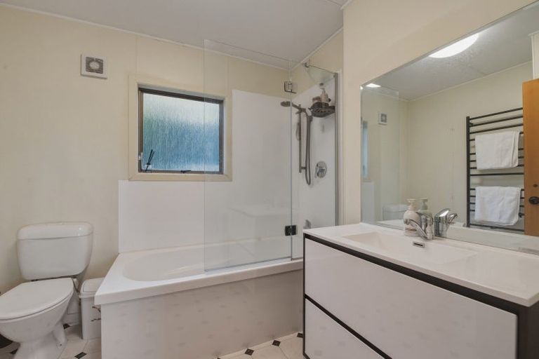 Photo of property in 17 Mountain Road, Western Heights, Rotorua, 3015
