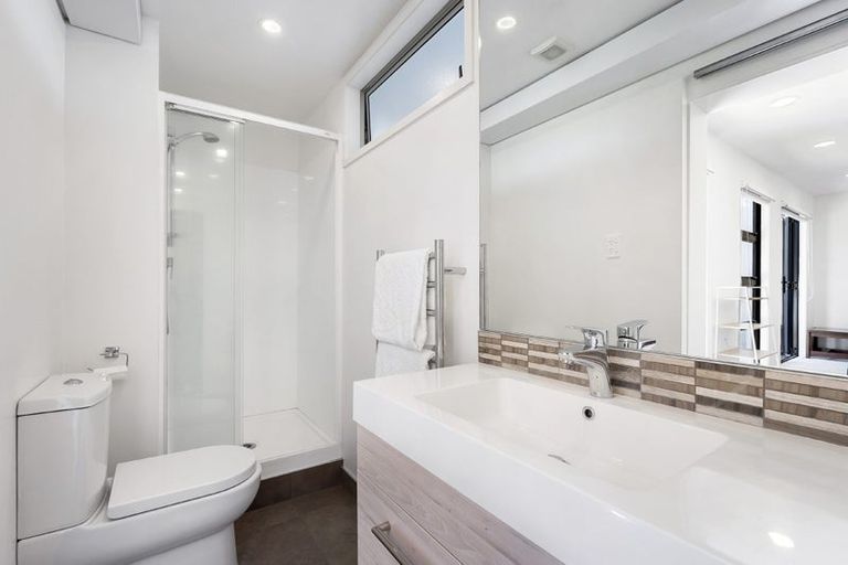 Photo of property in 2/86 Seaview Road, Castor Bay, Auckland, 0620
