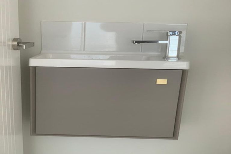 Photo of property in 28 Parahau Road, Papakura, 2110