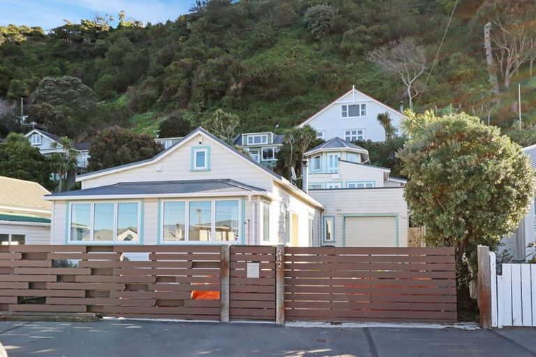 Photo of property in 242 Sutherland Road, Lyall Bay, Wellington, 6022