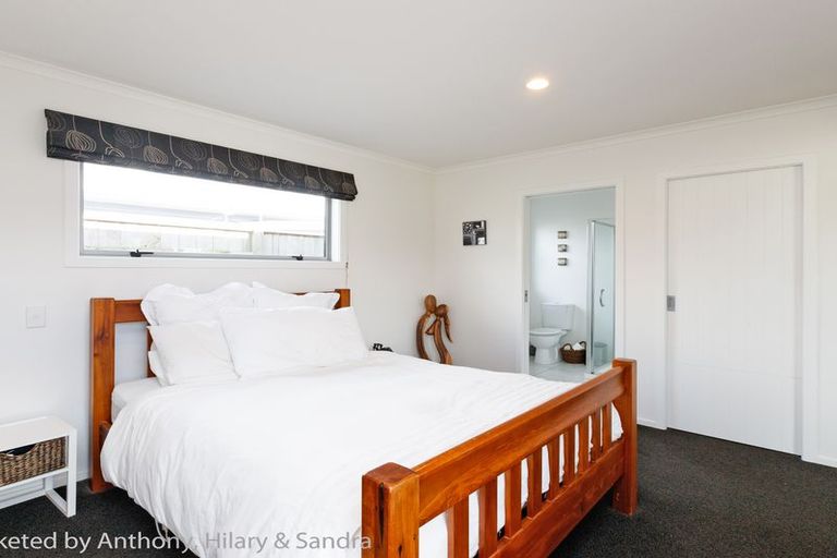 Photo of property in 17 Lorenzo Place, Kelvin Grove, Palmerston North, 4414