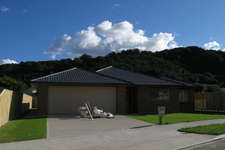Photo of property in 27 Sun Valley Grove, Wainuiomata, Lower Hutt, 5014