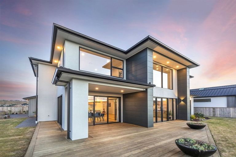 Photo of property in 4 Rotorua Grove, Aotea, Porirua, 5024