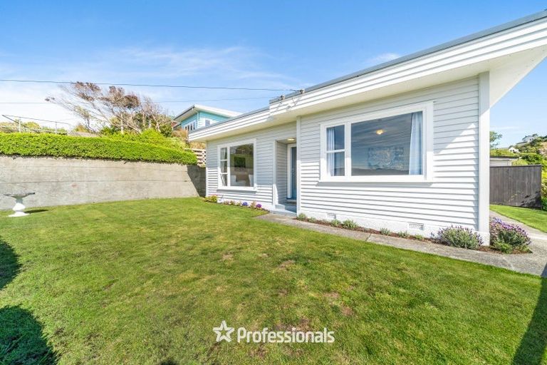 Photo of property in 17 Maungaraki Road, Korokoro, Lower Hutt, 5012
