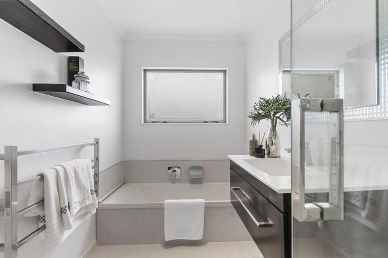 Photo of property in 30 Mandeville Place, Unsworth Heights, Auckland, 0632