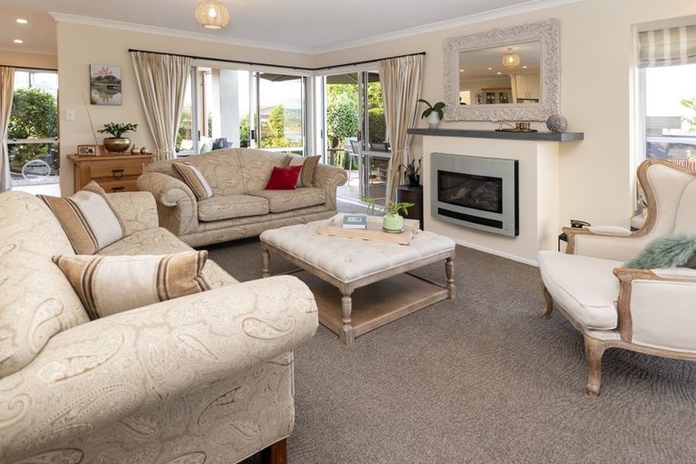 Photo of property in 3 Pounamu Place, Shelly Park, Auckland, 2014