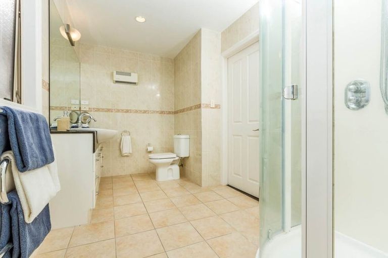 Photo of property in 1/25 Churchill Road, Murrays Bay, Auckland, 0630