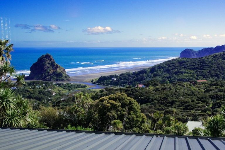 Photo of property in 26 Piha Road, Piha, 0772