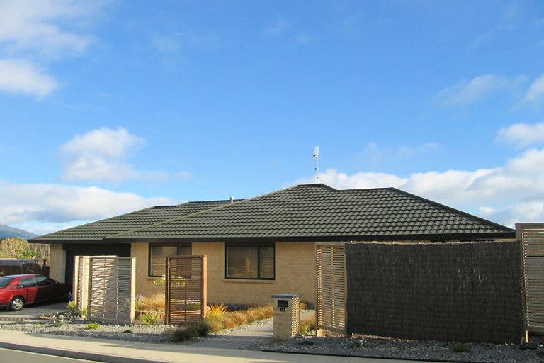 Photo of property in 63 Quadrant Heights, Paraparaumu, 5032