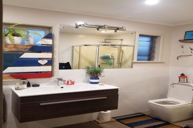 Photo of property in 145 Hutchinsons Road, Bucklands Beach, Auckland, 2014