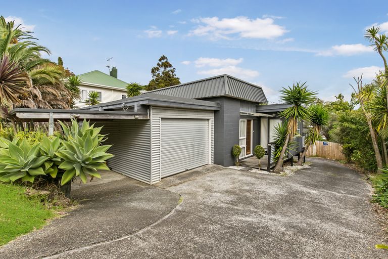 Photo of property in 1/612 Beach Road, Browns Bay, Auckland, 0630