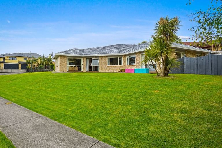 Photo of property in 1 Fleetwood Drive, Henderson, Auckland, 0612