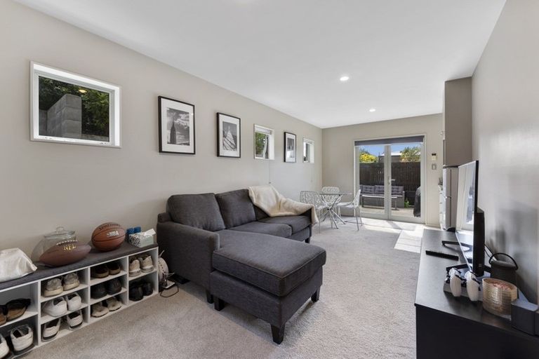 Photo of property in 19 Springdale Grove, Fitzherbert, Palmerston North, 4410