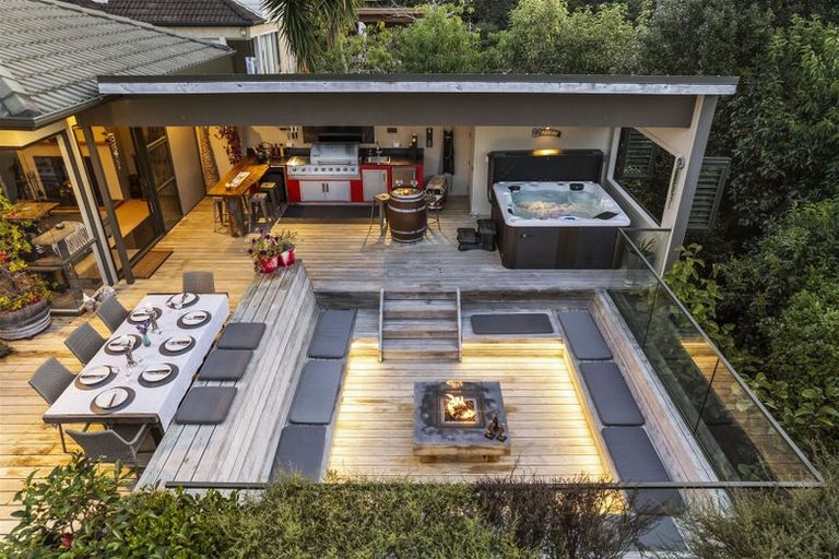 Photo of property in 16 Renlee Place, Shelly Park, Auckland, 2014