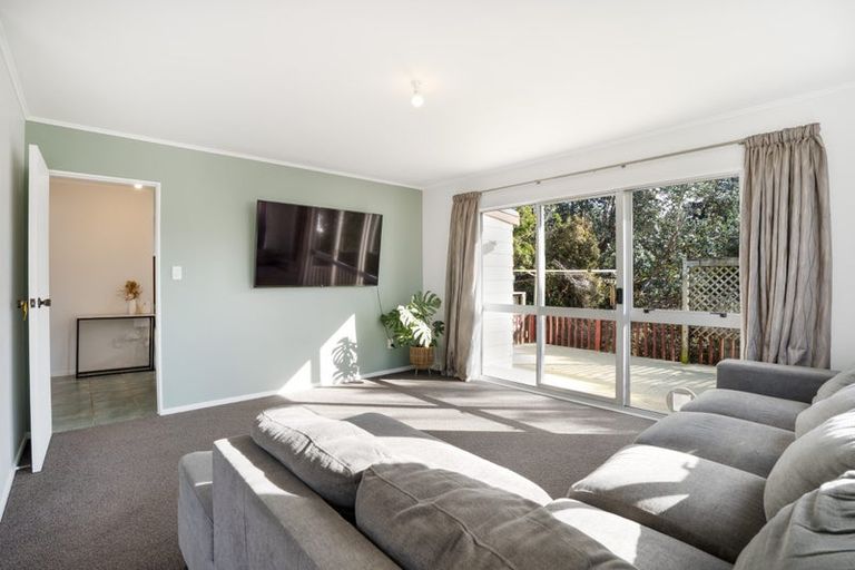 Photo of property in 15 Woolwich Close, Whitby, Porirua, 5024