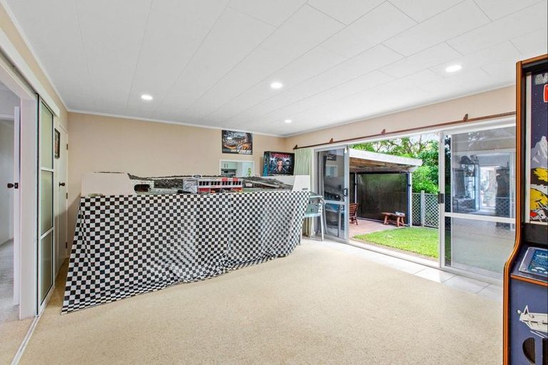 Photo of property in 20 Edgewater Grove, Orewa, 0931