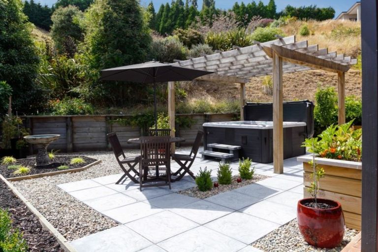 Photo of property in 34 Piro Place, Acacia Bay, Taupo, 3385