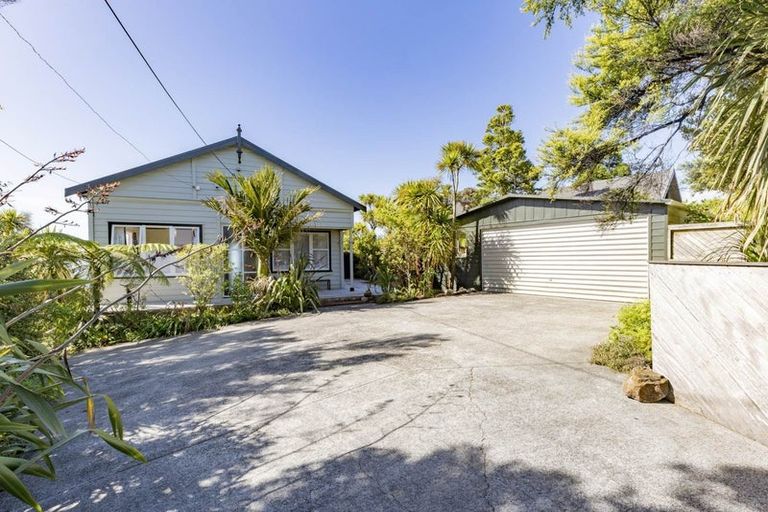 Photo of property in 41 Te Ahuahu Road, Piha, New Lynn, 0772