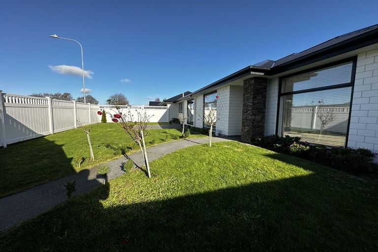 Photo of property in 88 Sarabande Avenue, Redwood, Christchurch, 8051