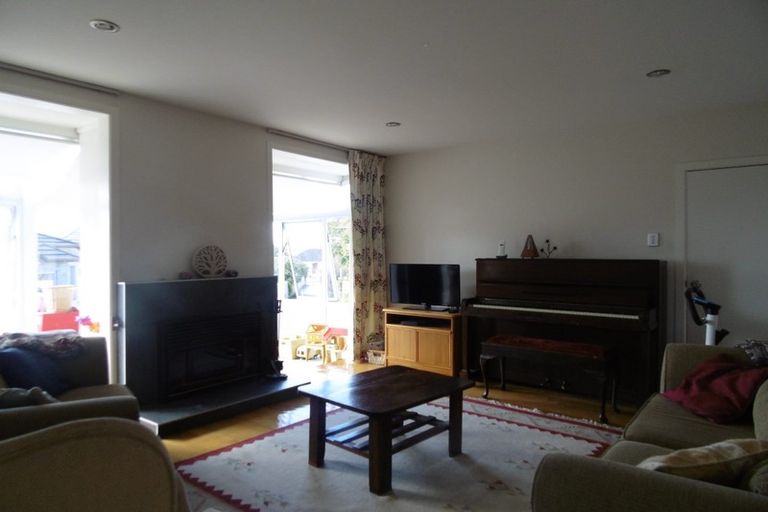 Photo of property in 11 Ward Crescent, Te Atatu Peninsula, Auckland, 0610