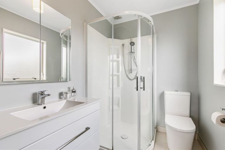 Photo of property in 10 Pelican Lane, Unsworth Heights, Auckland, 0632