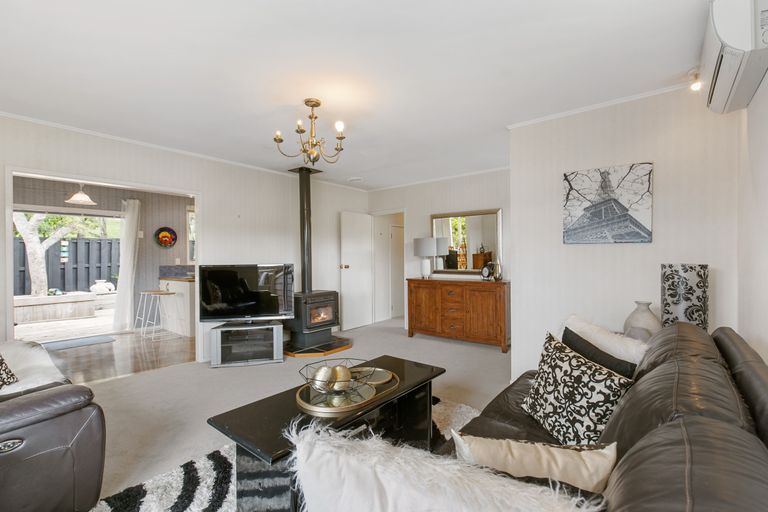 Photo of property in 8 Palawan Place, Torbay, Auckland, 0630