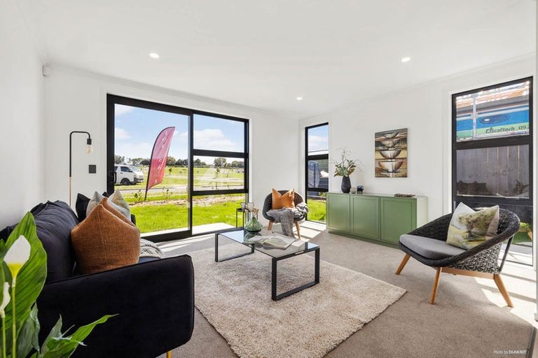 Photo of property in 100 Metoriti Crescent, Karaka, 2124