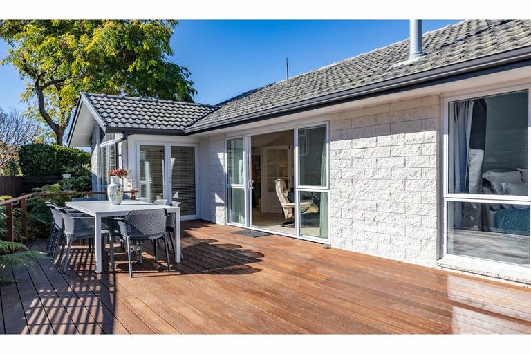 Photo of property in 19 Lombard Place, Avonhead, Christchurch, 8042