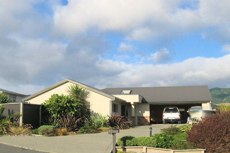 Photo of property in 59 Quadrant Heights, Paraparaumu, 5032