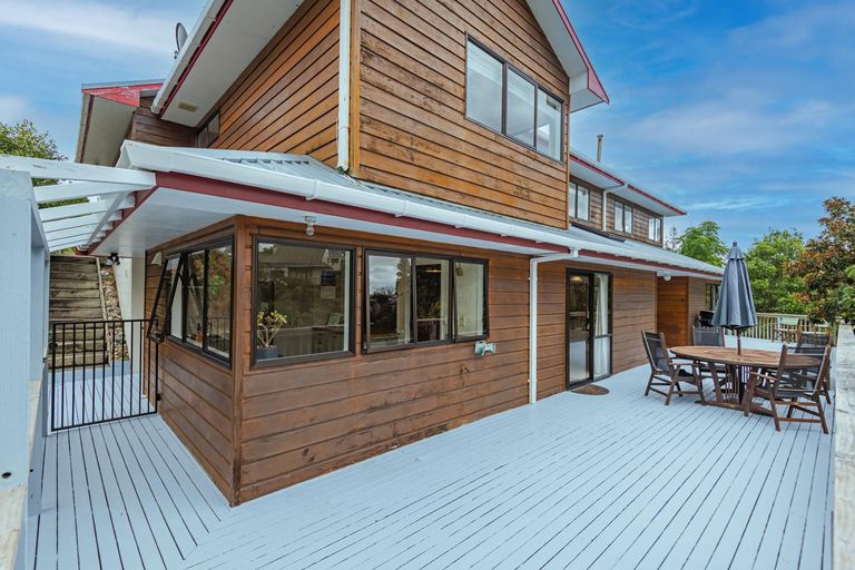 Photo of property in 32 Springdale Grove, Fitzherbert, Palmerston North, 4410