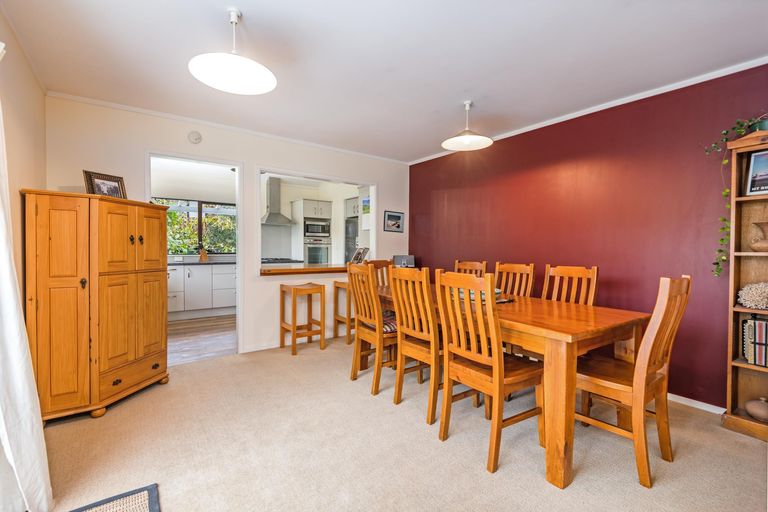 Photo of property in 32 Springdale Grove, Fitzherbert, Palmerston North, 4410