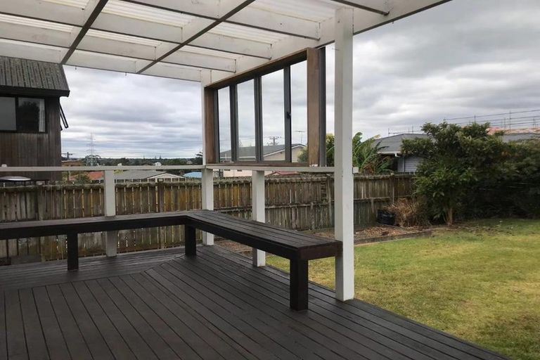 Photo of property in 4 Harding Avenue, Te Atatu South, Auckland, 0610