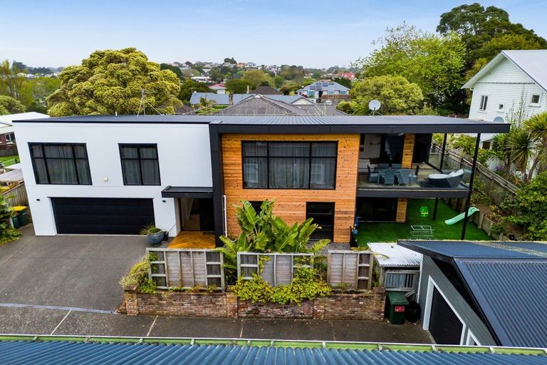 Photo of property in 28a Waiwaka Terrace, Strandon, New Plymouth, 4312
