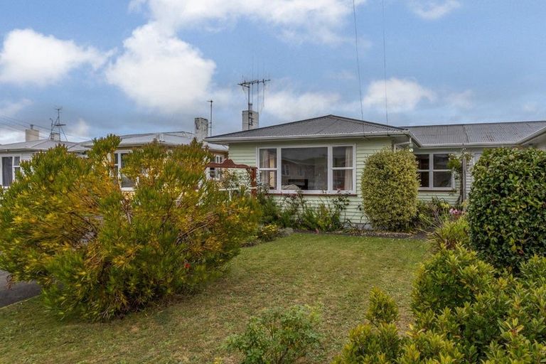 Photo of property in 11 Karaka Crescent, Levin, 5510