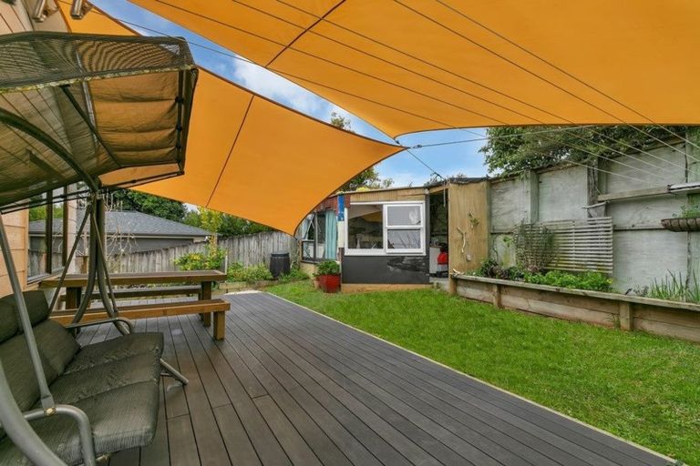 Photo of property in 2/21 Tahu Crescent, Sunnynook, Auckland, 0620