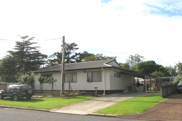 Photo of property in 2/40 Radiata Lane, Chatswood, Auckland, 0626