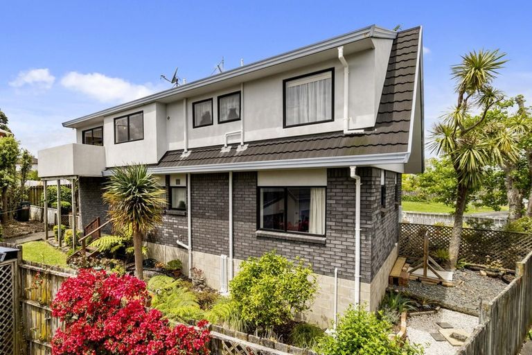 Photo of property in 1/3 Lantana Road, Green Bay, Auckland, 0604