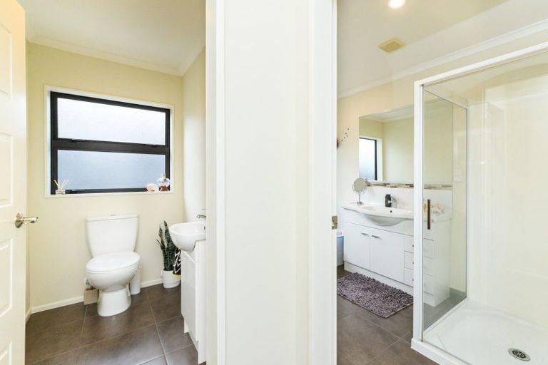 Photo of property in 4a Silkwood Place, Fitzherbert, Palmerston North, 4410