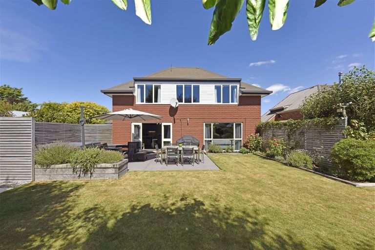 Photo of property in 11 Thornwood Place, Redwood, Christchurch, 8051