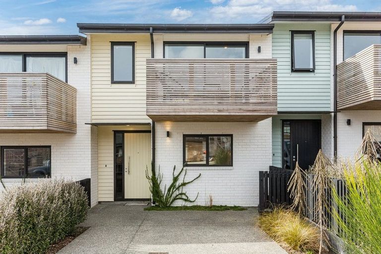 Photo of property in 43 Oakum Road, Whitby, Porirua, 5024