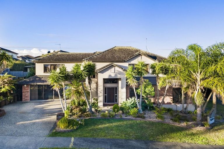 Photo of property in 1 Seresin Crescent, Flat Bush, Auckland, 2016