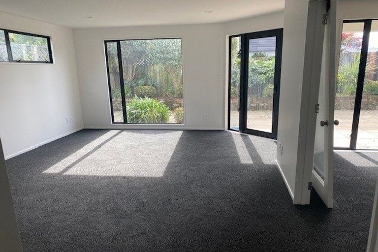 Photo of property in 32 Oakford Close, Riccarton, Christchurch, 8011